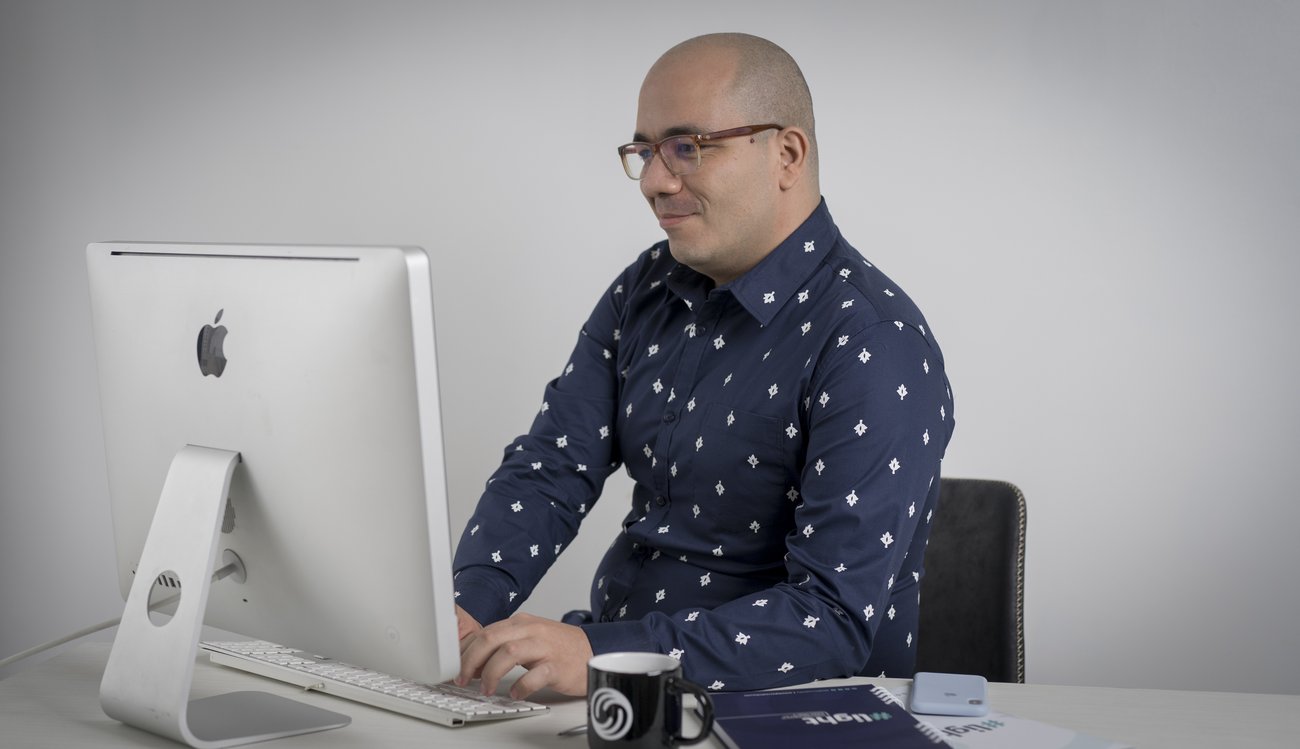 Freddy Sierra trabajando en una automatización